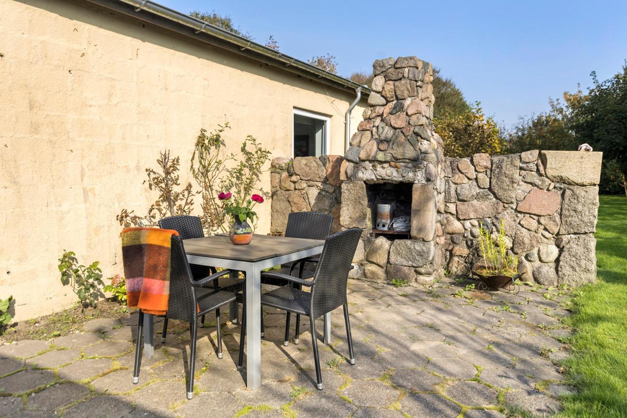 Logi I Hus Med Kunst Og Have Bed & Breakfast Vestervig ภายนอก รูปภาพ